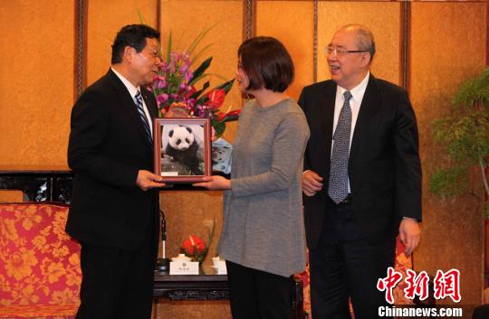 陳德銘臺北“看”贈臺大熊貓圓仔(圖)