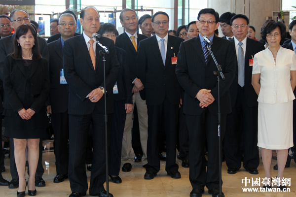 ���f(xi��)��(hu��)��(hu��)�L(zh��ng)ꐵ���ڸ�����ï���H�Ƶ�gӭ������(hu��)�����L(zh��ng)����ɭһ��